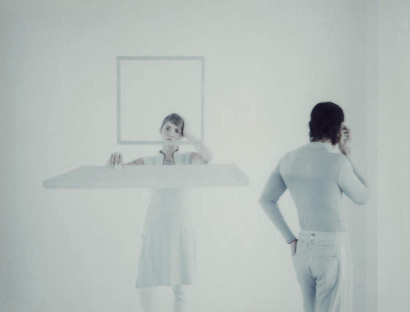 西方人,背部,头发,两个人,伙伴,朋友,站,举,摸,打电话,横图,室内,白天,白色背景,正面,友谊,电脑,显示器,鼠标,键盘,电话,手机,欧洲,欧洲人,撑,抚摸,握,服装,网络,墙,拿,听,拿着,注视,休闲装,输入设备,通讯设备,墙壁,墙面,衣服,黄色,黑色,观察,看,托,站着,休闲,休闲服,台式电脑,握着,服饰,观看,一台,察看,撑着,关注,通信设备,输出设备,交流,友情,男人,男性,年轻男性,年轻女性,女人,女性,白种人,触摸,沟通,接触,举起,举手,举着,通话,向上举,向上伸,向上托,站立,半身,彩图