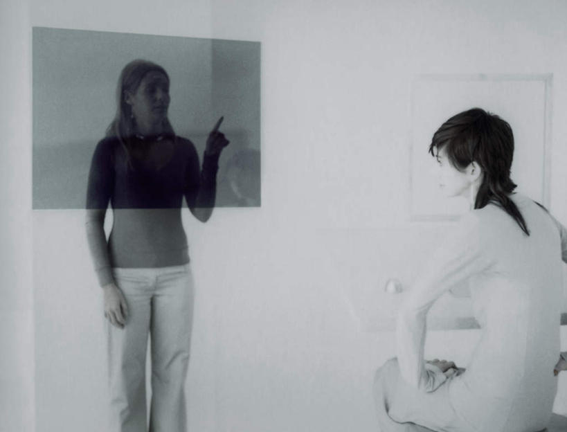 西方人,背部,头发,两个人,伙伴,朋友,站,举,笑,摸,微笑,露齿笑,横图,室内,白天,白色背景,正面,友谊,电脑,显示器,鼠标,键盘,欧洲,欧洲人,撑,抚摸,敲打,指,服装,网络,方格,墙,注视,休闲装,方向,输入,输入设备,通讯设备,墙壁,墙面,衣服,黑色,打字,观察,看,手势,托,站着,休闲,休闲服,台式电脑,服饰,观看,点击,敲击,察看,撑着,指向,关注,通信设备,输出设备,友情,按键,年轻女性,女人,女性,白种人,触摸,接触,举起,举手,举着,向上举,向上伸,向上托,站立,半身,彩图