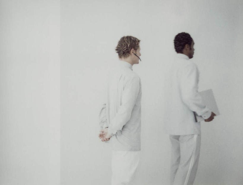 西方人,两个人,伙伴,朋友,站,捧,摸,横图,室内,白天,白色背景,侧面,工作服,制服,友谊,欧洲,黑人,欧洲人,抚摸,握,材料,档案,文件,墙,拿,拿着,注视,墙壁,墙面,白色,耳机,耳麦,资料,观察,看,站着,握着,观看,察看,麦克风,关注,文档,工作制服,友情,男人,男性,年轻男性,白种人,触摸,端,端着,接触,捧着,手捧,站立,半身,彩图,工作套服