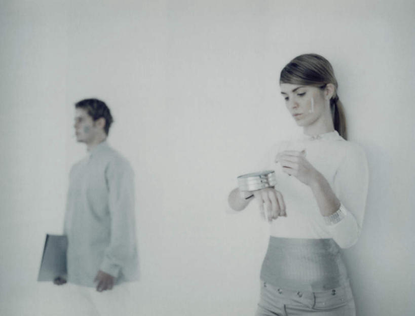 西方人,头发,两个人,伙伴,朋友,站,捧,摸,横图,室内,白天,白色背景,正面,友谊,欧洲,欧洲人,一块,抚摸,握,服装,时间,材料,档案,时钟,手表,文件,墙,拿,计时,拿着,注视,休闲装,墙壁,墙面,衣服,黑色,资料,钟表,低头,观察,看,靠,靠着,倚靠,站着,休闲,休闲服,表,握着,服饰,观看,腕表,察看,倚着,关注,文档,友情,男人,男性,年轻男性,年轻女性,女人,女性,白种人,钟,触摸,端,端着,接触,捧着,手捧,站立,半身,彩图