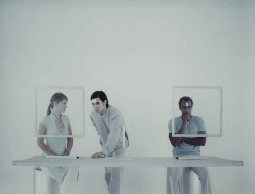 西方人,四个人,伙伴,同事,朋友,站,坐,摸,双手交叉,横图,室内,白天,白色背景,正面,友谊,成功,合作,团队,集体,信心,电脑,显示器,鼠标,键盘,椅子,欧洲,黑人,欧洲人,一排,撑,抚摸,弯腰,握,服装,整齐,网络,方格,墙,托腮,注视,休闲装,输入设备,通讯设备,队伍,墙壁,墙面,排列,两个,衣服,低头,观察,看,托,站着,休闲,休闲服,台式电脑,握着,服饰,观看,察看,领导,双手抱胸,成就,队列,关注,托下巴,通信设备,合伙,领袖,输出设备,弯身,友情,男人,男性,年轻男性,年轻女性,女人,女性,白种人,触摸,接触,站立,坐着,半身,彩图