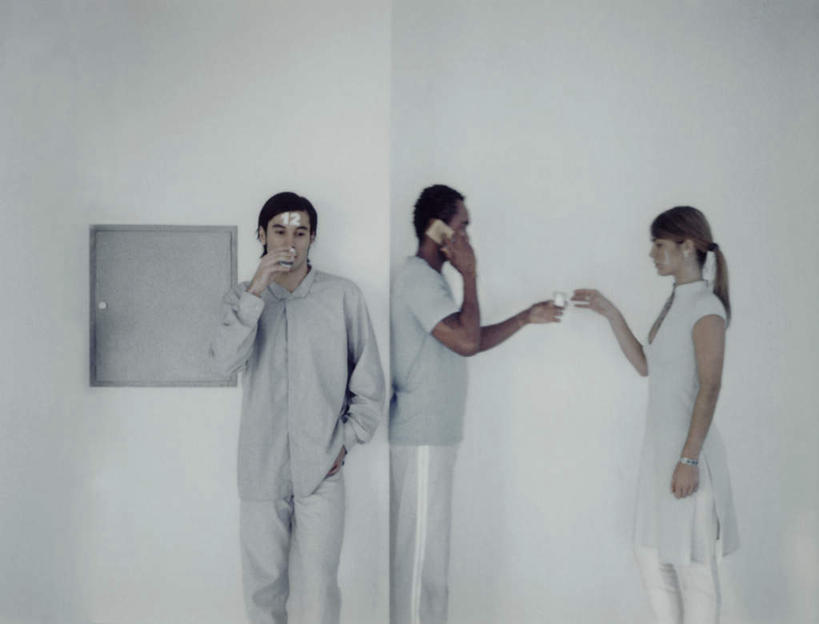 西方人,头发,四个人,伙伴,同事,朋友,站,举,笑,打电话,微笑,露齿笑,横图,室内,白天,白色背景,正面,友谊,成功,合作,团队,集体,信心,杯子,电话,手机,欧洲,黑人,欧洲人,喝,握,墙,拿,听,拿着,注视,通讯设备,队伍,相视,墙壁,墙面,两个,黑色,水杯,观察,看,托,站着,面对面,握着,观看,对视,察看,领导,成就,关注,相对,合伙,领袖,相看,交流,友情,男人,男性,年轻男性,年轻女性,女人,女性,白种人,茶杯,沟通,举起,举手,举着,通话,向上举,向上伸,向上托,站立,半身,彩图