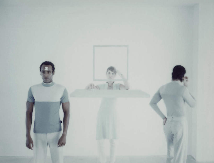 西方人,背部,四个人,伙伴,同事,朋友,站,举,摸,打电话,横图,室内,白天,白色背景,正面,友谊,成功,合作,团队,集体,信心,电脑,显示器,鼠标,键盘,桌子,电话,手机,欧洲,黑人,欧洲人,撑,抚摸,握,网络,数字,办公桌,墙,拿,听,拿着,注视,输入设备,通讯设备,手叉腰,队伍,墙壁,墙面,白色,叉腰,观察,看,托,站着,台式电脑,握着,观看,察看,领导,撑着,成就,关注,通信设备,合伙,领袖,输出设备,交流,友情,男人,男性,年轻男性,年轻女性,女人,女性,白种人,触摸,沟通,接触,举起,举手,举着,通话,向上举,向上伸,向上托,站立,半身,彩图