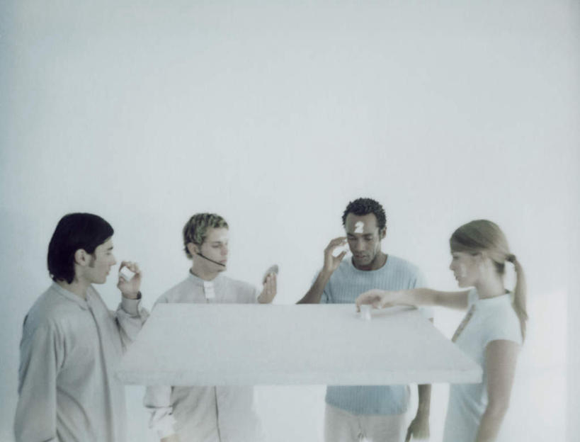 西方人,头发,四个人,伙伴,同事,朋友,站,举,笑,摸,微笑,露齿笑,横图,室内,白天,白色背景,正面,友谊,成功,合作,团队,集体,信心,桌子,杯子,欧洲,黑人,欧洲人,一排,抚摸,握,服装,整齐,数字,办公桌,墙,拿,拿着,注视,休闲装,队伍,相视,墙壁,墙面,排列,衣服,黄色,黑色,耳机,耳麦,水杯,观察,看,托,站着,休闲,面对面,休闲服,握着,服饰,观看,对视,察看,麦克风,领导,成就,队列,关注,相对,合伙,领袖,相看,友情,男人,男性,年轻男性,年轻女性,女人,女性,白种人,茶杯,触摸,接触,举起,举手,举着,向上举,向上伸,向上托,站立,半身,彩图