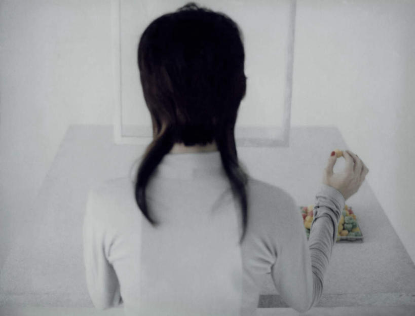 点心,西方人,头发,一个人,坐,横图,室内,白天,白色背景,电脑,显示器,鼠标,键盘,桌子,欧洲,欧洲人,仅一个年轻女性,仅一个女性,仅一个人,一堆,许多,握,堆叠,堆积,网络,办公桌,墙,食品,甜点,甜品,拿,拿着,注视,输入设备,通讯设备,墙壁,墙面,食物,糕点,背面,黑色,甜食,观察,看,台式电脑,握着,观看,堆,察看,关注,通信设备,输出设备,年轻女性,女人,女性,白种人,坐着,半身,彩图