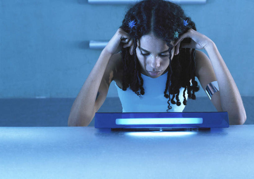 西方人,头发,一个人,坐,摸,横图,室内,白天,正面,电脑,显示器,鼠标,键盘,桌子,欧洲,欧洲人,仅一个年轻女性,仅一个女性,仅一个人,撑,抚摸,服装,网络,办公桌,墙,地面,注视,休闲装,输入设备,通讯设备,墙壁,墙面,衣服,黑色,低头,观察,看,休闲,休闲服,台式电脑,服饰,观看,察看,撑着,关注,通信设备,输出设备,年轻女性,女人,女性,白种人,长发,触摸,接触,坐着,半身,彩图