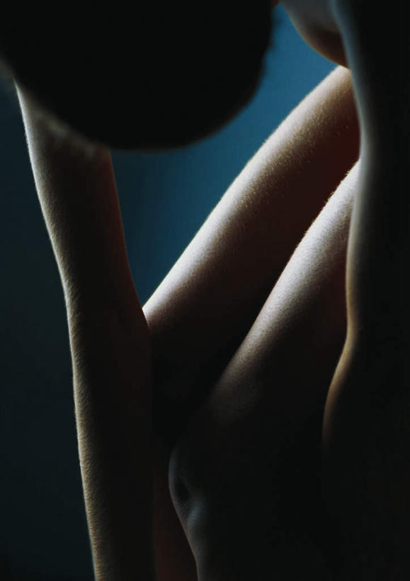 西方人,手,腿部,腿,头发,一个人,坐,摸,竖图,室内,特写,白天,侧面,性感,欧洲,欧洲人,仅一个年轻女性,仅一个女性,仅一个人,抚摸,弯腰,阴影,蓝色背景,光线,影子,灯光,裸露,黄色,黑色,低头,手部,美女,诱惑,摄影,影棚,赤裸,皮肤,裸,弯身,尤物,年轻女性,女人,女性,白种人,触摸,接触,坐着,半身,彩图,影棚拍摄,拍摄,美人