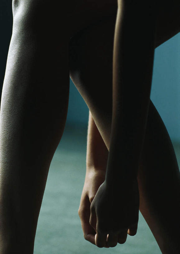 西方人,手,腿部,腿,一个人,坐,摸,竖图,室内,特写,白天,侧面,性感,欧洲,欧洲人,仅一个年轻女性,仅一个女性,仅一个人,抚摸,阴影,蓝色背景,光线,影子,灯光,裸露,黄色,手部,美女,诱惑,摄影,影棚,赤裸,皮肤,裸,尤物,年轻女性,女人,女性,白种人,触摸,接触,坐着,半身,彩图,影棚拍摄,拍摄,美人