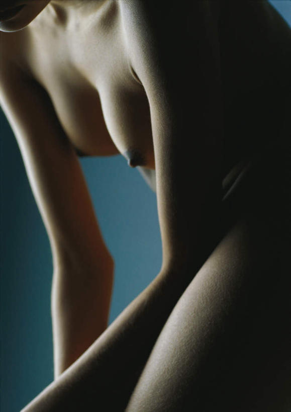 西方人,手,胸,腿部,腿,一个人,站,摸,竖图,室内,特写,白天,侧面,性感,欧洲,欧洲人,仅一个年轻女性,仅一个女性,仅一个人,抚摸,弯腰,阴影,蓝色背景,光线,影子,灯光,裸露,黄色,站着,手部,美女,诱惑,摄影,影棚,赤裸,皮肤,裸,弯身,尤物,年轻女性,女人,女性,白种人,胸部,触摸,接触,站立,半身,彩图,影棚拍摄,拍摄,美人