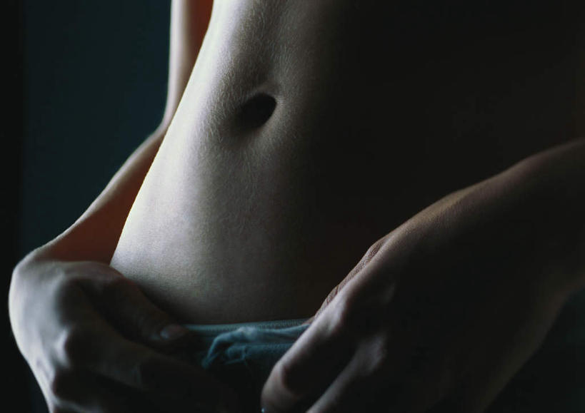 西方人,手,腹部,一个人,站,拉,摸,横图,室内,特写,白天,正面,性感,欧洲,欧洲人,仅一个年轻女性,仅一个女性,仅一个人,一条,抚摸,握,阴影,蓝色背景,裤子,光线,影子,灯光,牛仔裤,裸露,黄色,蓝色,站着,手部,美女,诱惑,握着,摄影,影棚,皮肤,裸,尤物,年轻女性,女人,女性,白种人,腹,肚子,腰部,触摸,接触,站立,半身,彩图,影棚拍摄,拍摄,美人