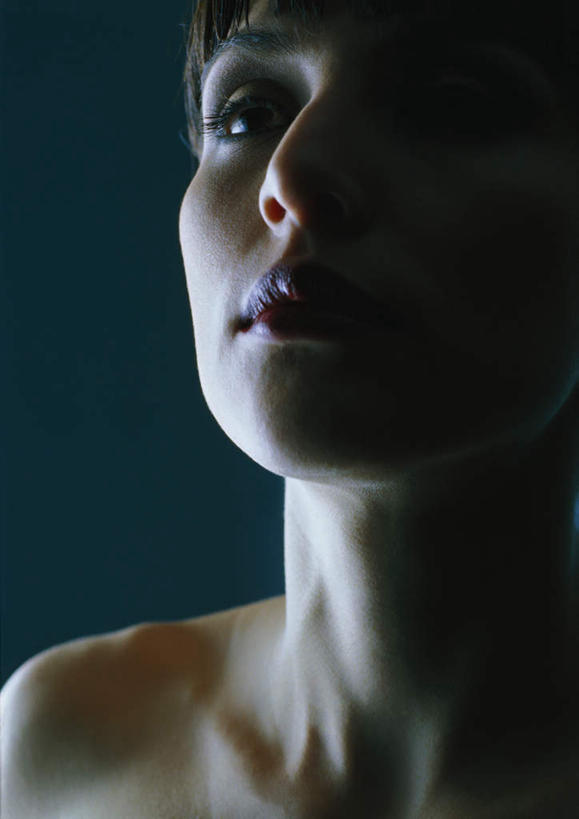 西方人,脸,头,脸颊,脖子,头发,一个人,笑,微笑,竖图,室内,特写,白天,正面,性感,欧洲,欧洲人,仅一个年轻女性,仅一个女性,仅一个人,阴影,蓝色背景,光线,影子,灯光,注视,黄色,观察,看,美女,诱惑,摄影,影棚,观看,皮肤,察看,关注,尤物,年轻女性,女人,女性,白种人,头部,脖,颈,颈部,脸部,脸蛋,面部,抬头,仰头,半身,彩图,影棚拍摄,拍摄,美人