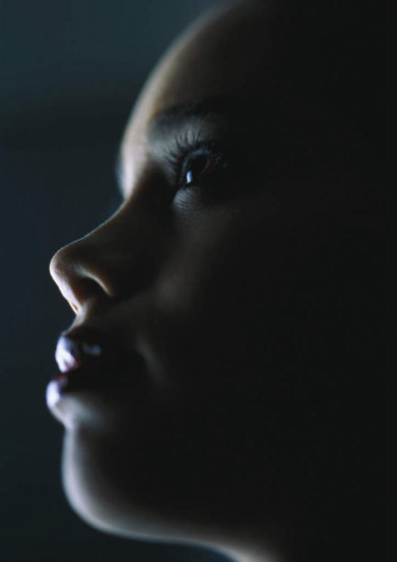 西方人,脸,头,嘴,脸颊,一个人,竖图,室内,特写,白天,侧面,性感,欧洲,欧洲人,仅一个年轻女性,仅一个女性,仅一个人,阴影,蓝色背景,光线,影子,灯光,黄色,红色,美女,诱惑,摄影,影棚,皮肤,尤物,年轻女性,女人,女性,白种人,头部,口,口腔,脸部,脸蛋,面部,嘴巴,嘴唇,半身,彩图,影棚拍摄,拍摄,美人