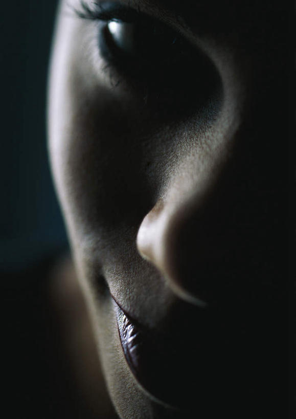 西方人,脸,头,眼睛,脸颊,眉毛,睫毛,一个人,笑,微笑,竖图,俯视,室内,特写,白天,性感,欧洲,欧洲人,瞳孔,仅一个年轻女性,仅一个女性,仅一个人,阴影,蓝色背景,光线,影子,灯光,注视,黄色,观察,看,美女,诱惑,眼部,摄影,影棚,观看,皮肤,察看,关注,尤物,年轻女性,女人,女性,白种人,头部,睫,脸部,脸蛋,眉,面部,眼,眼睫毛,眼眉,半身,彩图,高角度拍摄,影棚拍摄,拍摄,眼眉毛,美人