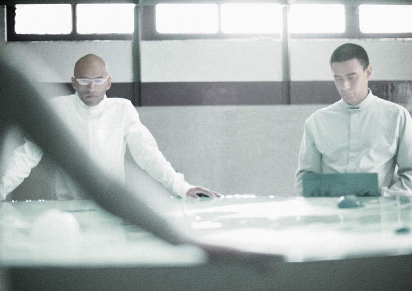 西方人,两个人,伙伴,朋友,商务人士,商务男性,办公室,站,笑,摸,微笑,横图,室内,白天,正面,衬衫,友谊,电脑,笔记本电脑,窗户,桌子,欧洲,欧洲人,一张,撑,抚摸,敲打,阴影,套装,开会,会议,反射,光线,网络,眼镜,影子,办公桌,墙,注视,输入,通讯设备,玻璃窗,墙壁,墙面,阳光,打字,低头,观察,看,站着,观看,点击,敲击,察看,无线,撑着,关注,通信设备,商务装,无线网络,近视眼镜,无线上网,便携式电脑,工薪阶层,友情,按键,手提电脑,男人,男性,年轻男性,白种人,白领,上班族,触摸,接触,站立,半身,彩图,衬衣