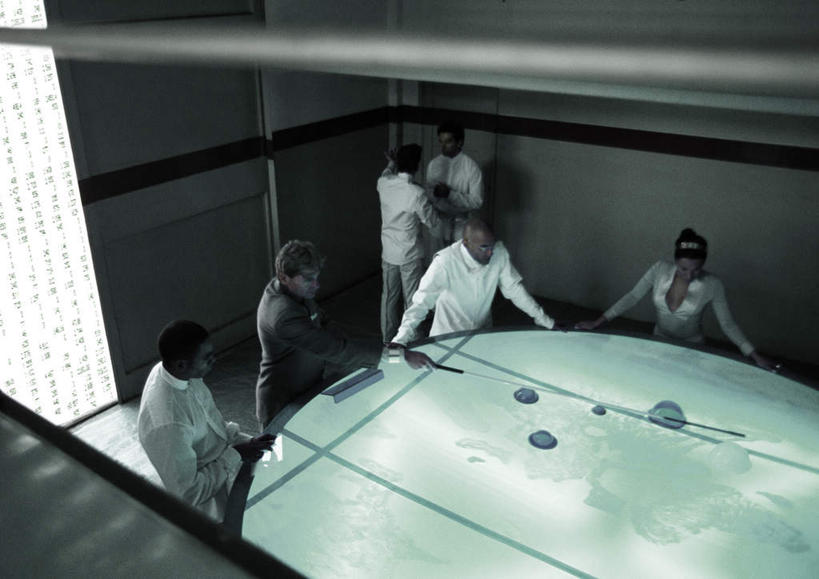 西方人,伙伴,同事,朋友,商务人士,商务女性,办公室,栏杆,站,摸,说,横图,俯视,室内,白天,讨论,友谊,成功,合作,团队,集体,信心,显示器,桌子,欧洲,欧洲人,一张,撑,抚摸,指,套装,开会,会议,标志,瓷砖,地砖,屏幕,文字,字符,字母,办公桌,墙,围栏,地面,许多人,听,托腮,注视,方向,标识,显示屏,队伍,护栏,相视,墙壁,墙面,低头,观察,看,靠,靠着,手势,托,倚靠,站着,一群人,面对面,观看,对视,察看,领导,撑着,倚着,指向,成就,关注,托下巴,相对,商务装,合伙,领袖,工薪阶层,输出设备,相看,交流,友情,男人,男性,年轻男性,年轻女性,女人,女性,白种人,白领,上班族,触摸,沟通,讲话,交谈,接触,商讨,说话,谈话,站立,半身,彩图,高角度拍摄