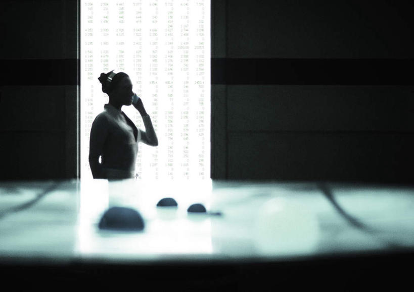 西方人,头发,一个人,商务人士,商务女性,办公室,站,举,打电话,横图,室内,白天,侧面,显示器,桌子,电话,手机,欧洲,欧洲人,仅一个年轻女性,仅一个女性,仅一个人,一张,握,套装,朦胧,模糊,屏幕,办公桌,墙,拿,听,拿着,注视,通讯设备,显示屏,墙壁,墙面,黄色,观察,看,托,站着,握着,观看,察看,关注,商务装,工薪阶层,输出设备,交流,年轻女性,女人,女性,白种人,白领,上班族,沟通,举起,举手,举着,通话,向上举,向上伸,向上托,站立,半身,彩图