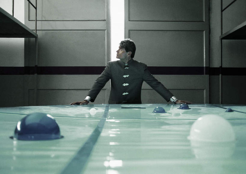 西方人,头发,一个人,商务人士,商务男性,办公室,站,摸,横图,室内,白天,正面,衬衫,门,桌子,欧洲,欧洲人,仅一个男性,仅一个人,一张,撑,抚摸,阴影,套装,光线,影子,办公桌,墙,注视,墙壁,墙面,仅一个年轻男性,黄色,阳光,门框,观察,看,站着,转头,观看,察看,撑着,关注,商务装,工薪阶层,男人,男性,年轻男性,白种人,白领,上班族,触摸,接触,站立,半身,彩图,衬衣