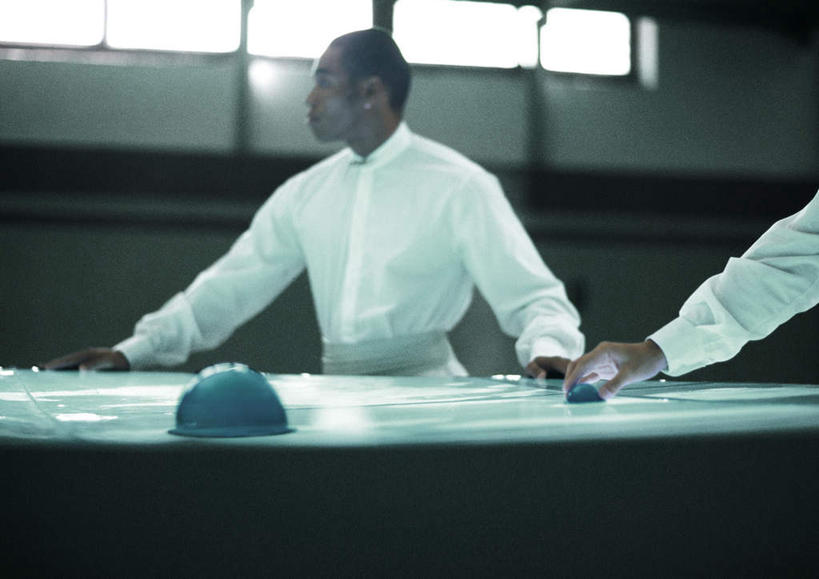 西方人,头发,两个人,伙伴,朋友,商务人士,商务女性,办公室,站,笑,摸,微笑,横图,室内,白天,正面,友谊,窗户,桌子,欧洲,欧洲人,一排,许多,撑,抚摸,阴影,套装,整齐,光线,方格,影子,办公桌,墙,注视,玻璃窗,墙壁,墙面,排列,黑色,阳光,观察,看,站着,转头,观看,察看,撑着,队列,关注,商务装,工薪阶层,友情,男人,男性,年轻男性,年轻女性,女人,女性,白种人,白领,上班族,触摸,接触,站立,半身,彩图