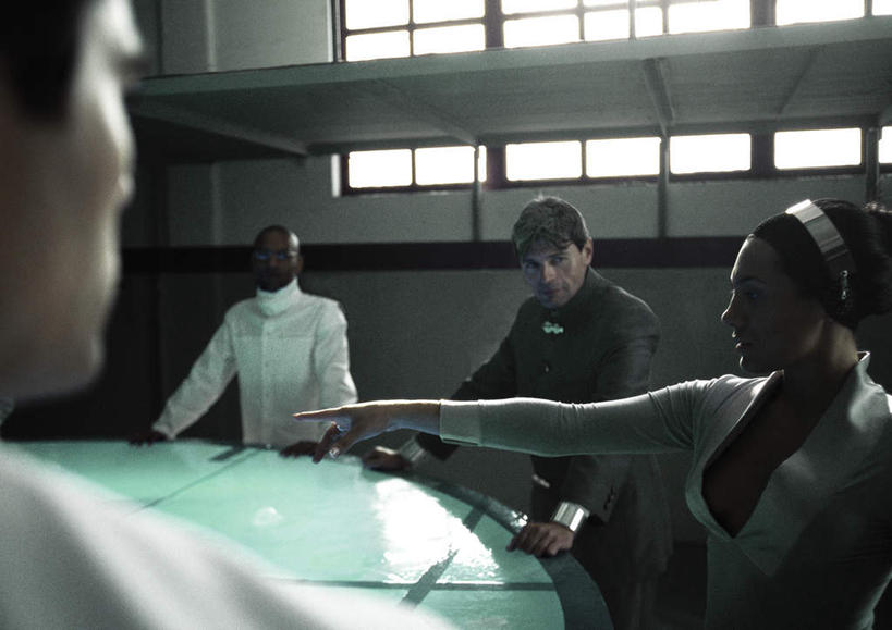 西方人,背部,四个人,伙伴,同事,朋友,商务人士,商务女性,办公室,栏杆,站,摸,横图,室内,白天,正面,友谊,成功,合作,团队,集体,信心,窗户,欧洲,欧洲人,一排,许多,撑,抚摸,指,阴影,套装,开会,朦胧,模糊,整齐,会议,光线,方格,影子,墙,围栏,注视,方向,队伍,护栏,玻璃窗,墙壁,墙面,排列,阳光,低头,观察,看,手势,站着,观看,察看,领导,撑着,指向,成就,队列,关注,商务装,合伙,领袖,工薪阶层,友情,男人,男性,年轻男性,年轻女性,女人,女性,白种人,白领,上班族,触摸,接触,站立,半身,彩图