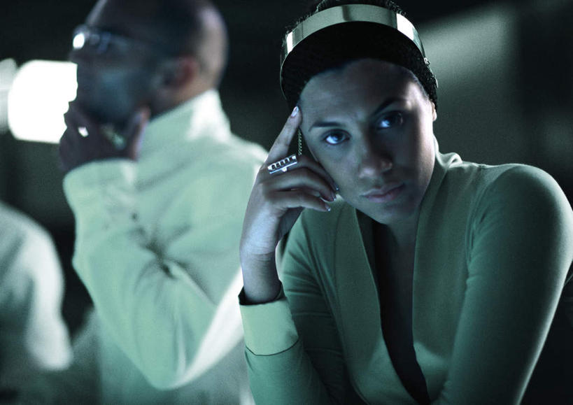 西方人,三个人,伙伴,同事,朋友,商务人士,商务女性,办公室,站,举,摸,横图,室内,特写,白天,正面,友谊,成功,合作,团队,集体,信心,欧洲,欧洲人,撑,抚摸,阴影,套装,朦胧,模糊,光线,束发带,影子,墙,托腮,注视,队伍,墙壁,墙面,一个,阳光,观察,看,托,站着,转头,金色,单个,观看,察看,领导,成就,关注,托下巴,商务装,合伙,领袖,工薪阶层,友情,男人,男性,年轻男性,年轻女性,女人,女性,白种人,白领,上班族,触摸,接触,举起,举手,举着,向上举,向上伸,向上托,站立,半身,彩图