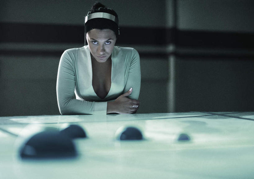 西方人,一个人,商务人士,商务女性,办公室,站,摸,横图,室内,白天,正面,衬衫,桌子,欧洲,欧洲人,仅一个年轻女性,仅一个女性,仅一个人,一张,撑,抚摸,阴影,套装,朦胧,模糊,反射,束发带,影子,办公桌,墙,注视,墙壁,墙面,一个,观察,看,趴着,站着,金色,单个,观看,察看,撑着,关注,商务装,工薪阶层,年轻女性,女人,女性,白种人,白领,上班族,触摸,接触,趴,站立,半身,彩图,衬衣