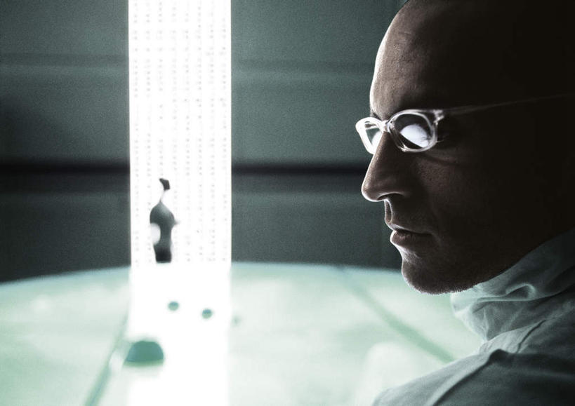 西方人,脸,头,脸颊,秃头,两个人,伙伴,朋友,商务人士,商务女性,办公室,站,笑,微笑,横图,室内,特写,白天,侧面,友谊,显示器,欧洲,欧洲人,一副,阴影,套装,朦胧,模糊,反射,瓷砖,地砖,屏幕,眼镜,影子,墙,地面,注视,显示屏,墙壁,墙面,观察,看,站着,转头,观看,察看,关注,商务装,近视眼镜,工薪阶层,输出设备,友情,男人,男性,年轻男性,年轻女性,女人,女性,白种人,头部,光头,无发,脸部,脸蛋,面部,白领,上班族,站立,半身,彩图