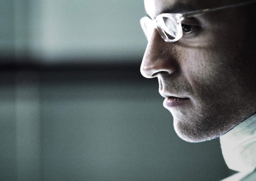 西方人,脸,头,脸颊,一个人,商务人士,商务男性,办公室,站,笑,微笑,横图,室内,特写,白天,侧面,衬衫,欧洲,欧洲人,仅一个男性,仅一个人,一副,套装,朦胧,模糊,瓷砖,地砖,眼镜,墙,地面,注视,墙壁,墙面,仅一个年轻男性,观察,看,站着,转头,观看,察看,关注,商务装,近视眼镜,工薪阶层,男人,男性,年轻男性,白种人,头部,脸部,脸蛋,面部,白领,上班族,站立,半身,彩图,衬衣