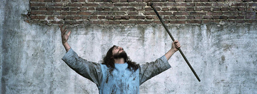 西方人,头发,一个人,站,举,伸展双臂,横图,室外,白天,正面,道路,路,欧洲,欧洲人,仅一个男性,仅一个人,破碎,墙,小路,交通,凌乱,注视,破损,墙壁,墙面,仅一个年轻男性,衣服,黑色,观察,看,托,站着,乞丐,观看,察看,贫穷,关注,痛苦,可怜,流浪,男人,男性,年轻男性,白种人,长发,敞开双臂,举起,举手,举着,伸开双臂,抬头,向上举,向上伸,向上托,仰头,展开双肩,站立,张开手臂,张开双臂,半身,彩图