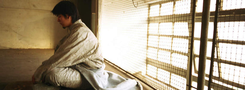 西方人,头发,一个人,坐,盘腿,横图,室内,白天,侧面,欧洲,欧洲人,仅一个男性,仅一个人,撑,阴影,破碎,光线,影子,墙,地面,托腮,注视,破损,相视,墙壁,墙面,仅一个年轻男性,衣服,黑色,阳光,低头,观察,看,托,面对面,监狱,观看,对视,察看,犯人,罪犯,关注,托下巴,相对,监牢,相看,男人,男性,年轻男性,白种人,盘腿而坐,盘膝,盘着腿的,盘着腿坐,双腿交叉,坐着,半身,彩图