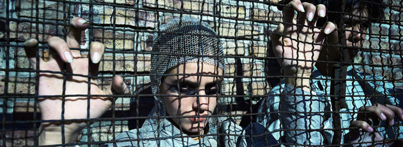 西方人,两个人,伙伴,朋友,科学家,站,举,摸,横图,室外,白天,正面,工作服,制服,友谊,欧洲,欧洲人,一排,许多,抚摸,阴影,整齐,光线,方格,网,影子,墙,笼子,注视,墙壁,墙面,排列,阳光,观察,看,托,站着,抓,观看,察看,监禁,队列,关注,禁锢,科学研究者,工作制服,友情,男人,男性,年轻男性,年轻女性,女人,女性,白种人,科学工作者,触摸,接触,举起,举手,举着,向上举,向上伸,向上托,站立,半身,彩图,工作套服