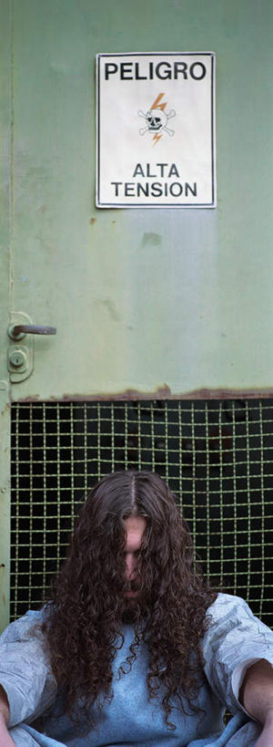 西方人,头发,一个人,坐,摸,竖图,室外,白天,正面,门,欧洲,欧洲人,仅一个男性,仅一个人,一排,许多,撑,抚摸,阴影,破碎,整齐,光线,方格,网,影子,墙,凌乱,注视,破损,墙壁,墙面,排列,仅一个年轻男性,衣服,黑色,阳光,门框,观察,看,靠,靠着,倚靠,乞丐,观看,察看,撑着,倚着,贫穷,队列,关注,痛苦,可怜,流浪,男人,男性,年轻男性,白种人,长发,触摸,接触,坐着,半身,彩图