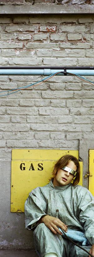 西方人,头发,一个人,坐,闭眼,摸,竖图,室外,白天,正面,道路,路,指示牌,欧洲,欧洲人,仅一个男性,仅一个人,抚摸,服装,标志,墨镜,文字,眼镜,墙,小路,交通,休闲装,标识,墙壁,墙面,仅一个年轻男性,衣服,黄色,蓝色,太阳镜,太阳眼镜,靠,靠着,倚靠,张嘴,休闲,休闲服,遮阳镜,服饰,倚着,张大嘴巴,男人,男性,年轻男性,白种人,张开嘴,闭眼睛,闭着眼,闭着眼睛,触摸,接触,坐着,半身,彩图