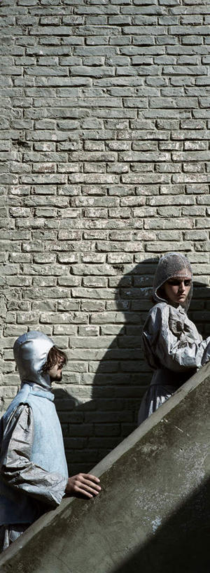 西方人,两个人,伙伴,朋友,科学家,栏杆,站,走,笑,微笑,竖图,室外,白天,侧面,友谊,楼梯,欧洲,欧洲人,一排,许多,阴影,整齐,光线,扶手,影子,阶梯,墙,注视,护栏,墙壁,墙面,台阶,排列,阳光,观察,看,站着,转头,砖头,观看,察看,队列,关注,科学研究者,友情,男人,男性,年轻男性,白种人,科学工作者,步行,散步,站立,走路,半身,彩图