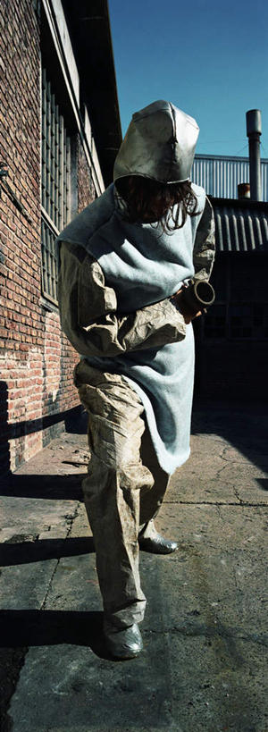 西方人,一个人,科学家,站,走,拉,摸,竖图,室外,白天,正面,道路,路,欧洲,欧洲人,仅一个年轻女性,仅一个女性,仅一个人,抚摸,弯腰,阴影,破碎,光线,管子,影子,墙,小路,地面,交通,注视,破损,墙壁,墙面,一个,衣服,蓝色,蓝天,天空,阳光,天,观察,看,站着,单个,观看,扯,察看,关注,科学研究者,弯身,年轻女性,女人,女性,白种人,科学工作者,步行,触摸,接触,站立,走路,彩图,全身