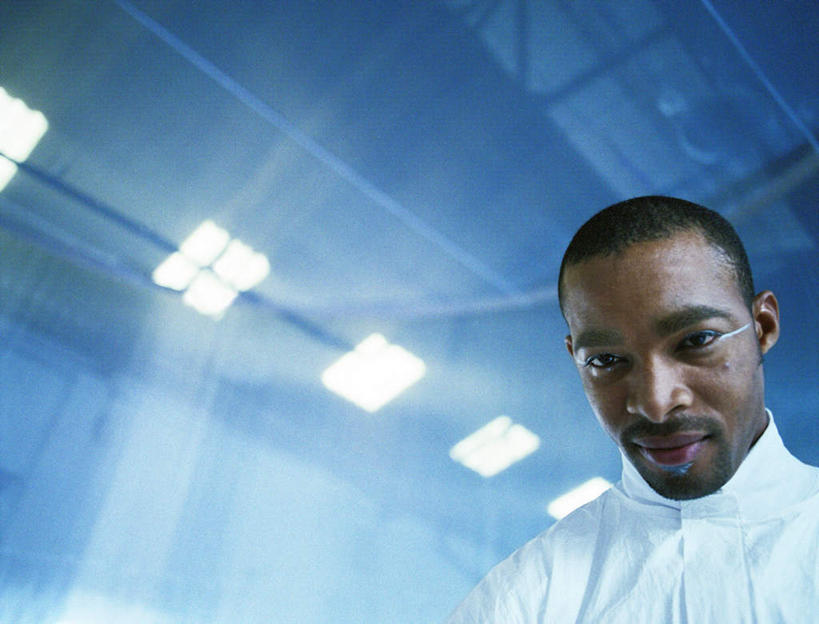 西方人,胡须,头发,一个人,科学家,站,笑,微笑,横图,室内,特写,白天,仰视,工作服,制服,实验,窗户,欧洲,欧洲人,仅一个男性,仅一个人,一排,阴影,研究,整齐,光线,科学,影子,实验室,研究室,注视,玻璃窗,排列,仅一个年轻男性,白色,黑色,阳光,低头,观察,看,站着,观看,科研,察看,队列,关注,化验,检验,研究所,科学研究者,化验室,检验室,工作制服,男人,男性,年轻男性,白种人,胡子,络腮胡,科学工作者,站立,半身,彩图,低角度拍摄,工作套服