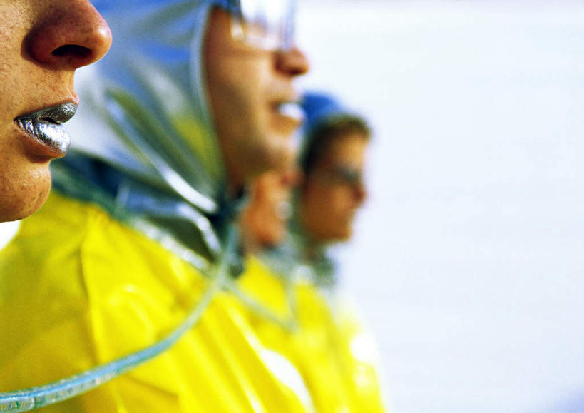 西方人,嘴,三个人,家庭,夫妻,伙伴,朋友,站,笑,微笑,露齿笑,横图,室外,特写,白天,侧面,爱情,友谊,成功,合作,团队,集体,信心,科技,欧洲,欧洲人,一排,服装,朦胧,模糊,整齐,空间,墨镜,眼镜,墙,浪漫,注视,休闲装,队伍,墙壁,墙面,排列,衣服,黄色,太阳镜,太阳眼镜,观察,看,站着,休闲,温暖,温馨,一家人,休闲服,遮阳镜,恩爱,恋人,服饰,观看,和睦,察看,科幻,未来,成就,队列,关注,合伙,想象,预言,友情,男人,男性,年轻男性,年轻女性,女人,女性,白种人,口,口腔,嘴巴,嘴唇,情侣,站立,半身,彩图,伴侣,融洽