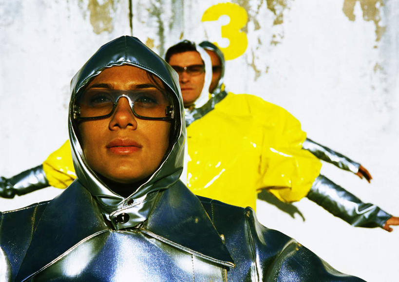 西方人,三个人,家庭,夫妻,伙伴,朋友,站,伸展双臂,横图,室外,白天,正面,爱情,友谊,成功,合作,团队,集体,信心,科技,欧洲,欧洲人,一排,阴影,服装,整齐,光线,空间,墨镜,眼镜,影子,墙,银色,浪漫,注视,休闲装,队伍,墙壁,墙面,排列,衣服,黄色,阳光,太阳镜,太阳眼镜,观察,看,站着,休闲,温暖,温馨,一家人,休闲服,遮阳镜,恩爱,恋人,服饰,观看,和睦,察看,科幻,未来,成就,队列,关注,合伙,想象,预言,友情,男人,男性,年轻男性,年轻女性,女人,女性,白种人,情侣,敞开双臂,伸开双臂,抬头,仰头,展开双肩,站立,张开手臂,张开双臂,半身,彩图,伴侣,融洽