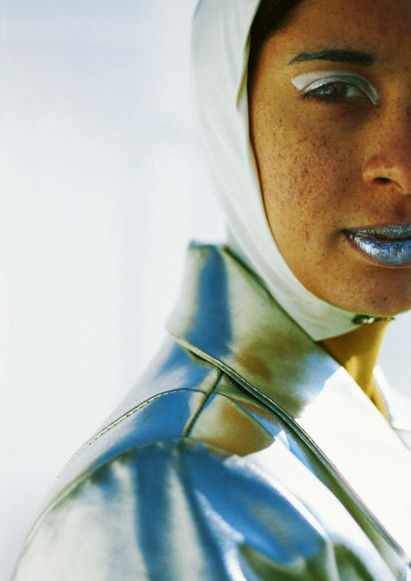 西方人,脸,头,嘴,脸颊,一个人,站,笑,微笑,竖图,室外,白天,侧面,科技,欧洲,欧洲人,仅一个年轻女性,仅一个女性,仅一个人,阴影,服装,光线,空间,影子,银色,注视,休闲装,衣服,阳光,观察,看,站着,转头,休闲,休闲服,服饰,观看,察看,科幻,未来,关注,想象,预言,年轻女性,女人,女性,白种人,头部,口,口腔,脸部,脸蛋,面部,嘴巴,嘴唇,站立,半身,彩图