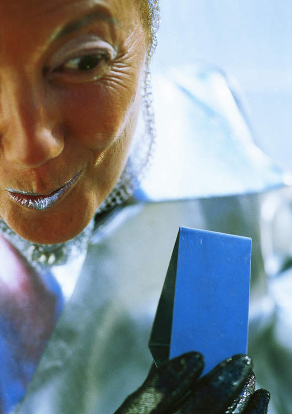 西方人,脸,头,脸颊,一个人,举,笑,打电话,微笑,露齿笑,竖图,俯视,室内,白天,科技,电话,手机,欧洲,欧洲人,仅一个女性,仅一个人,握,服装,空间,银色,拿,拿着,注视,休闲装,通讯设备,衣服,蓝色,观察,看,托,休闲,休闲服,握着,服饰,仅一个老年女性,观看,察看,科幻,未来,关注,想象,预言,一部,交流,老年女性,女人,女性,白种人,头部,脸部,脸蛋,面部,沟通,举起,举手,举着,通话,向上举,向上伸,向上托,半身,彩图,高角度拍摄