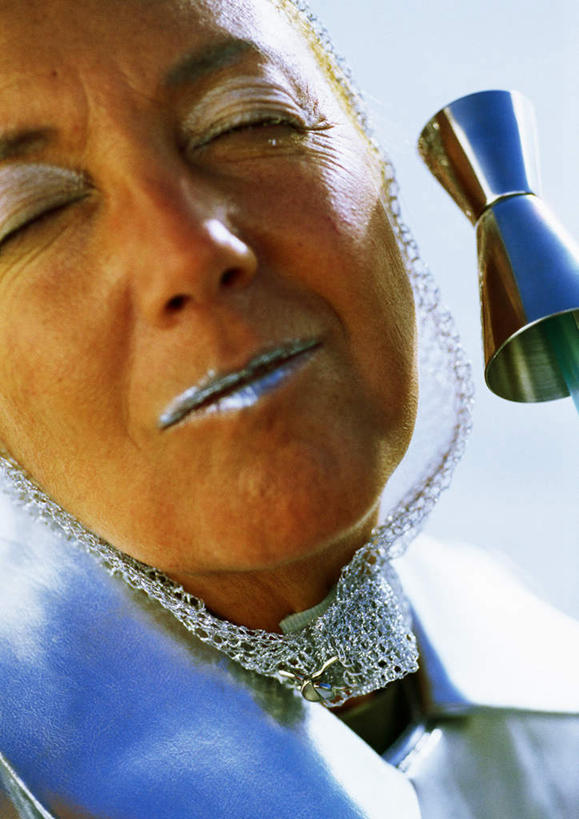 西方人,脸,头,脸颊,一个人,站,举,闭眼,笑,打电话,微笑,竖图,室内,特写,白天,正面,科技,电话,欧洲,欧洲人,仅一个女性,仅一个人,握,阴影,服装,朦胧,模糊,光线,空间,影子,银色,拿,听,拿着,休闲装,通讯设备,一个,衣服,阳光,话筒,托,站着,休闲,休闲服,电话线,握着,服饰,仅一个老年女性,单个,科幻,未来,想象,预言,交流,老年女性,女人,女性,白种人,头部,脸部,脸蛋,面部,电话机,闭眼睛,闭着眼,闭着眼睛,沟通,举起,举手,举着,通话,向上举,向上伸,向上托,站立,半身,彩图