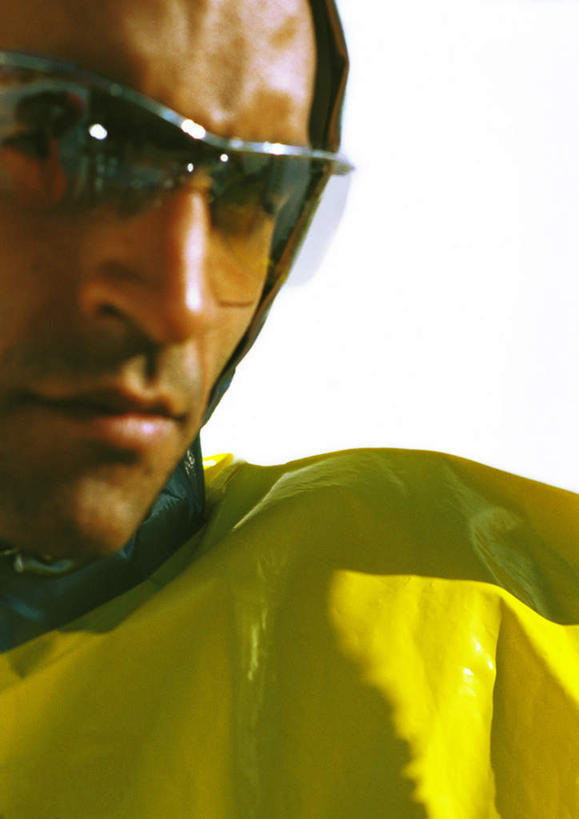 西方人,脸,头,脸颊,胡须,一个人,站,笑,微笑,竖图,室外,特写,白天,正面,科技,欧洲,欧洲人,仅一个男性,仅一个人,阴影,服装,朦胧,模糊,光线,空间,墨镜,眼镜,影子,注视,休闲装,仅一个年轻男性,衣服,黄色,阳光,太阳镜,太阳眼镜,观察,看,站着,转头,休闲,休闲服,遮阳镜,服饰,观看,察看,科幻,未来,关注,想象,预言,男人,男性,年轻男性,白种人,头部,胡子,小胡子,脸部,脸蛋,面部,站立,半身,彩图