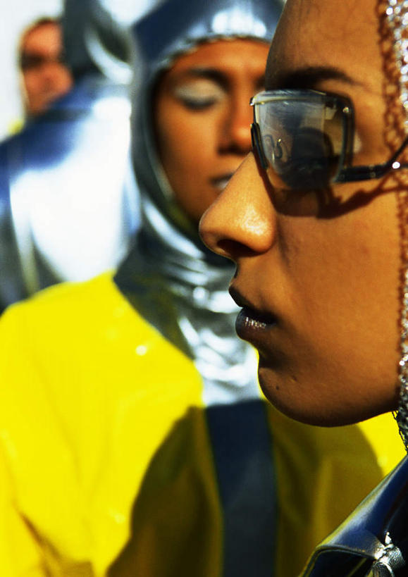 西方人,脸,头,脸颊,背部,四个人,家庭,夫妻,伙伴,朋友,站,闭眼,竖图,室外,特写,白天,正面,爱情,友谊,成功,合作,团队,集体,信心,科技,欧洲,欧洲人,一排,阴影,服装,朦胧,模糊,整齐,光线,空间,墨镜,眼镜,影子,银色,浪漫,休闲装,队伍,相视,排列,衣服,黄色,阳光,太阳镜,太阳眼镜,站着,休闲,温暖,温馨,一家人,面对面,休闲服,遮阳镜,恩爱,恋人,服饰,对视,和睦,科幻,未来,成就,队列,相对,合伙,想象,预言,相看,友情,男人,男性,年轻男性,年轻女性,女人,女性,白种人,头部,脸部,脸蛋,面部,情侣,闭眼睛,闭着眼,闭着眼睛,站立,半身,彩图,伴侣,融洽