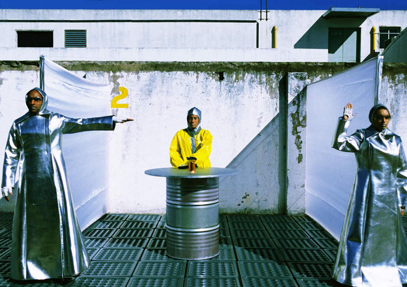 西方人,三个人,家庭,夫妻,伙伴,朋友,站,举,笑,摸,微笑,横图,室外,白天,正面,爱情,友谊,成功,合作,团队,集体,信心,科技,桌子,欧洲,欧洲人,撑,抚摸,阴影,服装,光线,空间,影子,办公桌,墙,银色,地面,浪漫,注视,休闲装,队伍,墙壁,墙面,衣服,黄色,阳光,观察,看,托,站着,休闲,温暖,温馨,一家人,休闲服,恩爱,恋人,服饰,观看,和睦,察看,撑着,科幻,未来,成就,关注,合伙,想象,预言,友情,男人,男性,年轻男性,年轻女性,女人,女性,白种人,情侣,触摸,接触,举起,举手,举着,向上举,向上伸,向上托,站立,彩图,全身,伴侣,五指张开,融洽