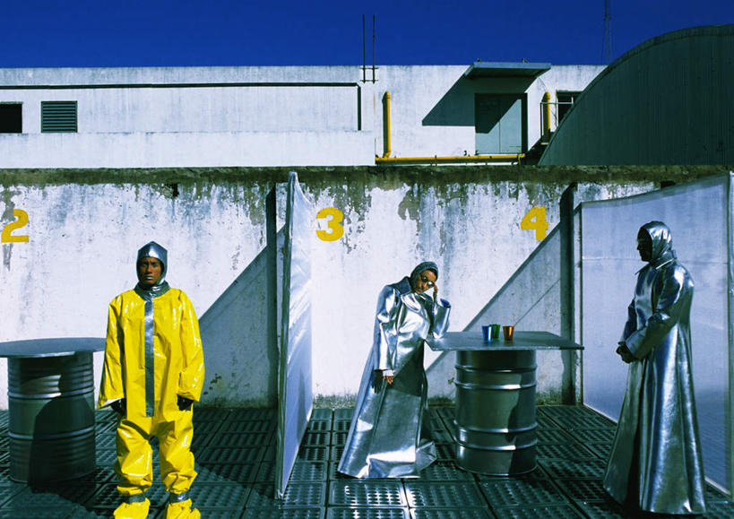 西方人,三个人,家庭,夫妻,伙伴,朋友,站,笑,摸,微笑,横图,室外,白天,正面,爱情,友谊,成功,合作,团队,集体,信心,科技,桌子,杯子,欧洲,欧洲人,抚摸,握,阴影,服装,光线,空间,影子,办公桌,墙,银色,浪漫,拿,拿着,注视,休闲装,队伍,墙壁,墙面,衣服,黄色,阳光,水杯,低头,观察,看,站着,休闲,温暖,温馨,一家人,休闲服,恩爱,握着,恋人,服饰,观看,和睦,察看,科幻,未来,成就,关注,合伙,想象,预言,友情,男人,男性,年轻男性,年轻女性,女人,女性,白种人,情侣,茶杯,触摸,接触,站立,彩图,全身,伴侣,融洽