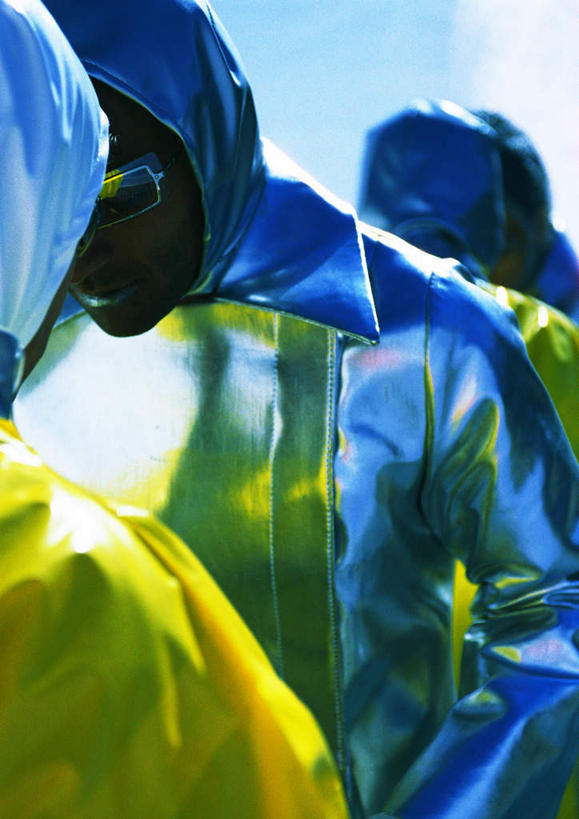 西方人,三个人,家庭,夫妻,伙伴,朋友,站,笑,微笑,竖图,室外,白天,正面,爱情,友谊,成功,合作,团队,集体,信心,科技,欧洲,欧洲人,一排,阴影,服装,整齐,光线,空间,墨镜,眼镜,影子,银色,浪漫,注视,休闲装,队伍,排列,一个,衣服,黄色,阳光,太阳镜,太阳眼镜,低头,观察,看,站着,休闲,温暖,温馨,一家人,休闲服,遮阳镜,恩爱,恋人,服饰,单个,观看,和睦,察看,科幻,未来,成就,队列,关注,合伙,想象,预言,友情,男人,男性,年轻男性,年轻女性,女人,女性,白种人,情侣,站立,半身,彩图,伴侣,融洽