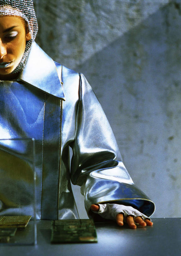 西方人,一个人,站,笑,摸,微笑,竖图,室外,白天,正面,科技,桌子,金属制品,欧洲,欧洲人,仅一个年轻女性,仅一个女性,仅一个人,撑,抚摸,阴影,服装,光线,空间,金属,影子,办公桌,墙,银色,注视,休闲装,墙壁,墙面,衣服,阳光,低头,观察,看,站着,休闲,休闲服,服饰,观看,察看,撑着,科幻,未来,关注,想象,预言,年轻女性,女人,女性,白种人,触摸,接触,站立,半身,彩图