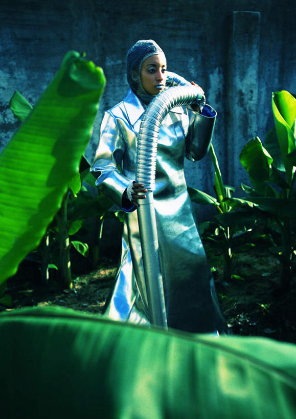 西方人,一个人,站,举,摸,竖图,室外,白天,正面,科技,草地,草坪,植物,欧洲,欧洲人,仅一个年轻女性,仅一个女性,仅一个人,抚摸,握,阴影,服装,光线,空间,管子,影子,墙,银色,拿,拿着,注视,休闲装,墙壁,墙面,草,树,树木,一个,衣服,绿色,阳光,自然,观察,看,托,站着,休闲,休闲服,握着,服饰,生长,单个,成长,观看,察看,科幻,未来,关注,想象,橡胶树,预言,年轻女性,女人,女性,白种人,触摸,接触,举起,举手,举着,向上举,向上伸,向上托,站立,半身,彩图