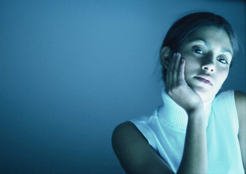 西方人,脸,头,脸颊,头发,一个人,笑,摸,微笑,横图,室内,特写,白天,正面,欧洲,欧洲人,仅一个年轻女性,仅一个女性,仅一个人,撑,抚摸,蓝色背景,服装,托腮,注视,休闲装,衣服,黄色,白色,观察,看,托,休闲,休闲服,摄影,服饰,影棚,观看,察看,撑着,关注,托下巴,年轻女性,女人,女性,白种人,头部,长发,脸部,脸蛋,面部,触摸,接触,半身,彩图,影棚拍摄,拍摄