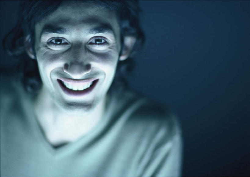 西方人,脸,头,脸颊,头发,一个人,笑,微笑,露齿笑,横图,室内,特写,白天,正面,兴奋,欧洲,欧洲人,仅一个男性,仅一个人,蓝色背景,服装,朦胧,模糊,注视,休闲装,仅一个年轻男性,衣服,黑色,灰色,观察,看,张嘴,休闲,休闲服,摄影,服饰,影棚,观看,察看,关注,张大嘴巴,男人,男性,年轻男性,白种人,头部,脸部,脸蛋,面部,张开嘴,半身,彩图,影棚拍摄,开心,拍摄