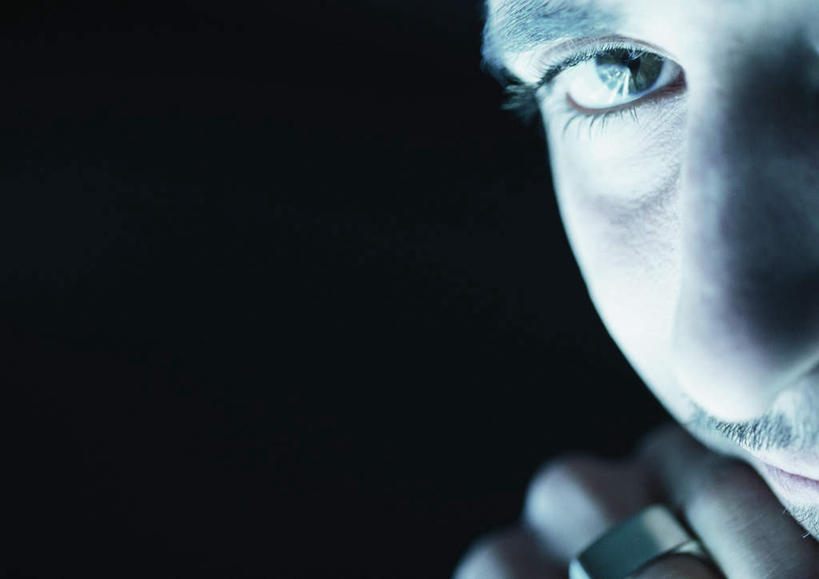 西方人,脸,头,眼睛,脸颊,眉毛,睫毛,手,一个人,笑,摸,微笑,横图,室内,特写,白天,侧面,欧洲,欧洲人,瞳孔,仅一个男性,仅一个人,抚摸,黑色背景,注视,仅一个年轻男性,观察,看,转头,手部,眼部,摄影,影棚,观看,察看,关注,男人,男性,年轻男性,白种人,头部,睫,脸部,脸蛋,眉,面部,眼,眼睫毛,眼眉,触摸,接触,半身,彩图,影棚拍摄,拍摄,眼眉毛